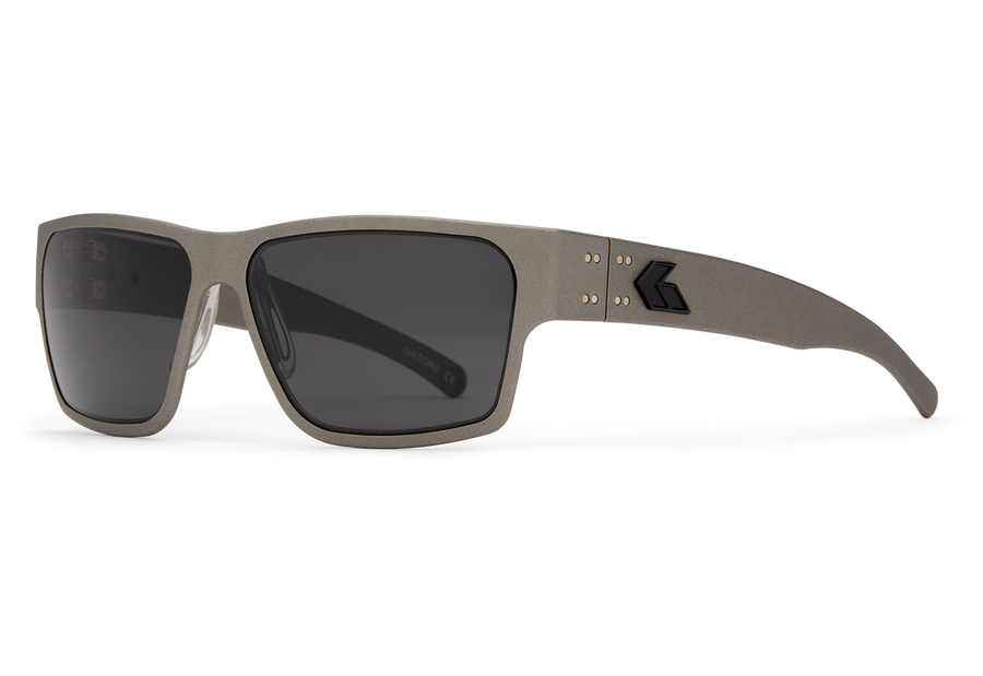 LUNETTES DE SOLEIL DELTA, GUNMETAL CERAKOTE W/ BLACK LOGO, SMOKE POLARIZED - GATORZ